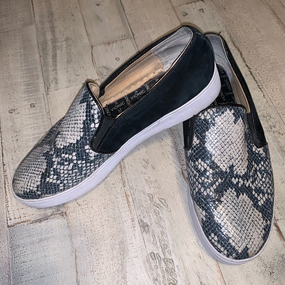 vionic demetra slip on sneaker